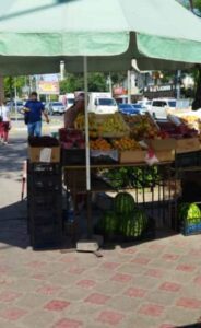 Бишкекчане вновь жалуются на стихийных торговцев на тротуарах