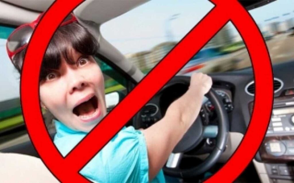 Молодым женщинам запрещают садиться за руль
