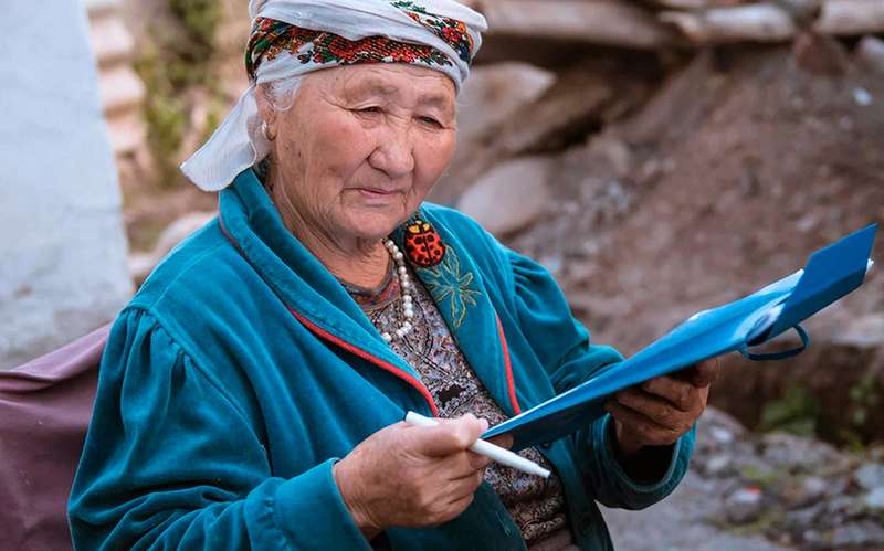 В Кыргызтане решили уволить педагогов, перешагнувших 65-летний возраст