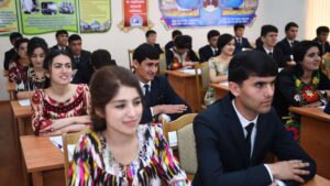 Школьники студенты Таджикистана приступают к занятиям