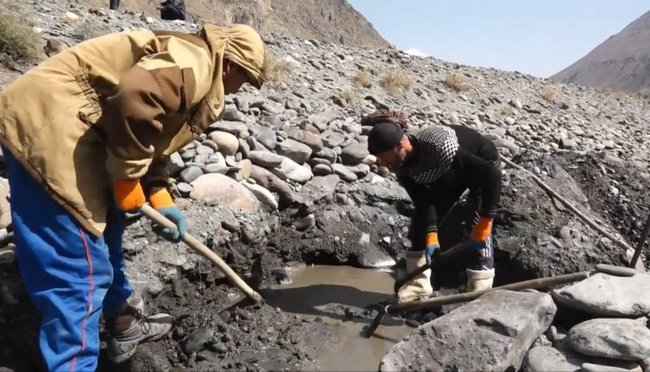 Добыча золота в горах Таджикистана