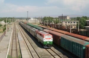 Таджикистан и Туркменистан договорились о курсировании контейнерного поезда «Таджикистан – Европа» через Туркменистан. Но пока что создана «дорожная карта», предусматривающая увеличение грузоперевозок по железной дороге по маршрутам «Туркменистан — Узбекистан — Таджикистан — граница Китая», а также «Таджикистан-Европа транзитом через Туркменистан». Это направление считают в Таджикистане наиболее перспективным, так как позволит ускорить доставку грузов в ряд европейских стран. Но для оперативного решения вопроса необходимо международное согласование ряд тарифов на контейнерные перевозки. И вот здесь, по мнению экспертов, все может увязнуть в бюрократических согласованиях, которыми так «отличаются» туркменские чиновники. И, тем не менее, подчеркнута важность повышения эффективности и создания новых международных транспортных коридоров, в том числе мультимодального: «Китай – Таджикистан-Узбекистан – Туркменистан – Иран – Турция».