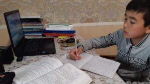 Почти 90 учебных заведений Кыргызстана перешли на дистанционное обучение