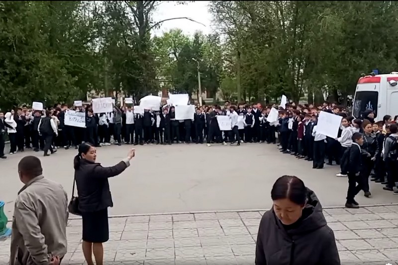 Недовольные решением департамента образования школьники, митингуют