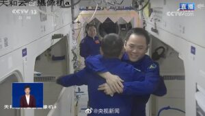 Космический корабль "Шэньчжоу-16" пристыковался к орбитальной станции