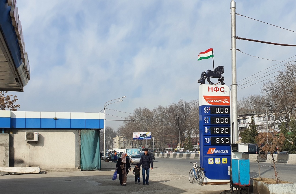 В Таджикистане бензин становится не по карману