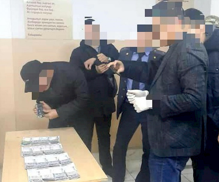 Кыргызские полицейские задержаны за вымогательство