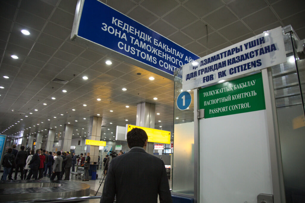 На границе Казахстана усиливают паспортный контроль