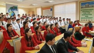Абитуриенты из Туркменистана начнут бесплатно учится в вузах РФ