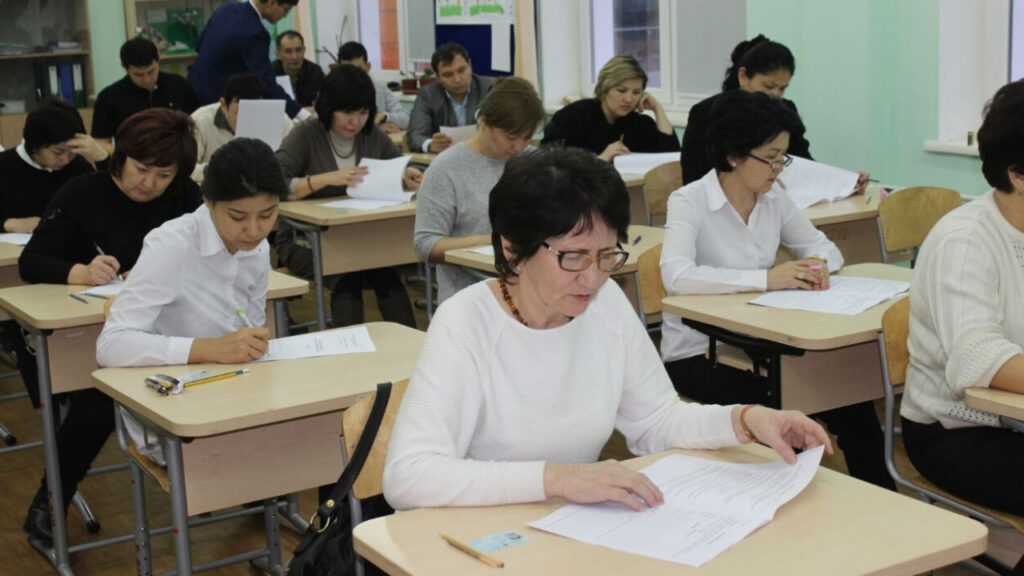 «Педагоги-двоечники» тянут систему образования Узбекистана назад